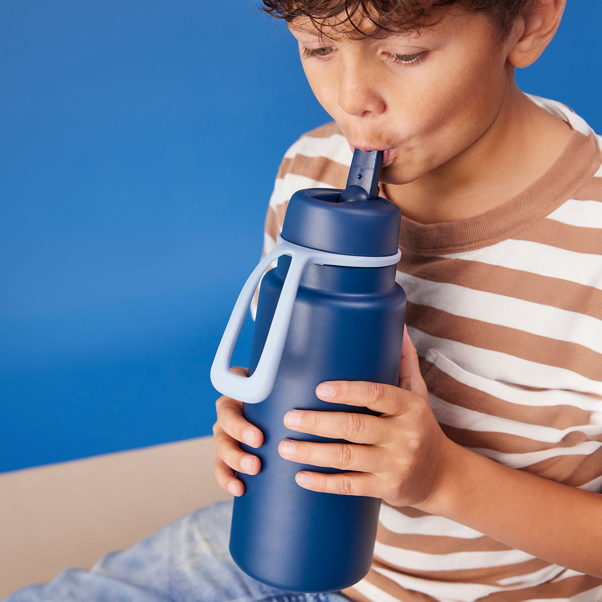 botella térmica con boquilla plegable y asa 1 litro – midnight