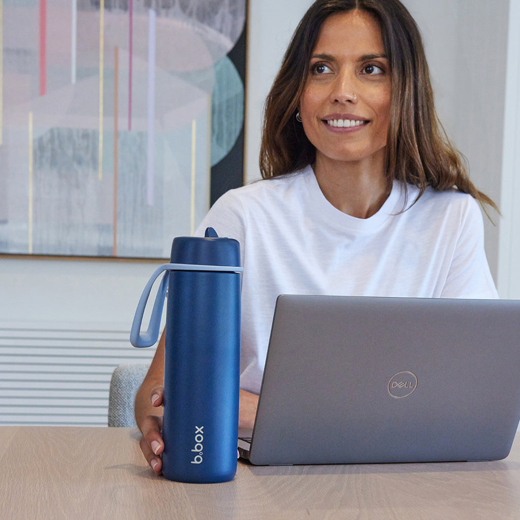 botella térmica con boquilla plegable y asa 690ml - midnight