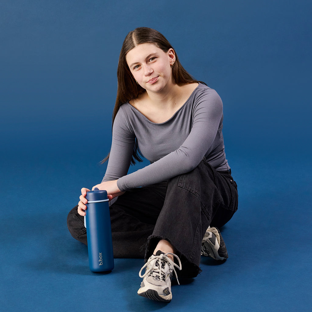 botella térmica con boquilla plegable y asa 690ml - midnight