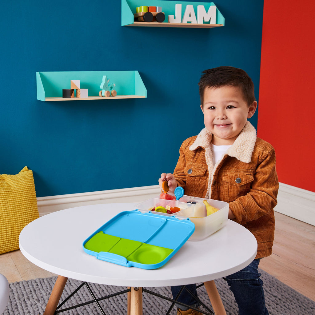 child with lunchbox - ocean breeze - b.box for kids